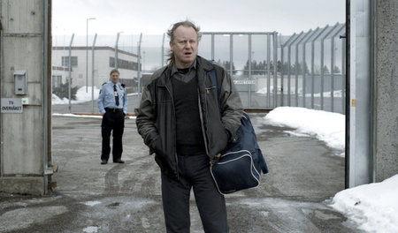 Der Gefängniswärter entlässt Ulrik (Stellan Skarsgård) in die Fr...