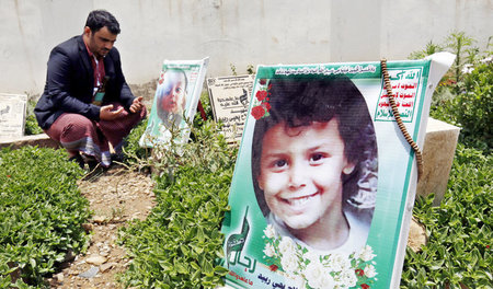 Opfer der saudi-arabischen Aggression: Ein Mann betet in Sanaa a...