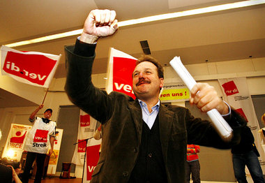 Ver.di-Chef Frank Bsirske ballt die Faust, Februar 2006
