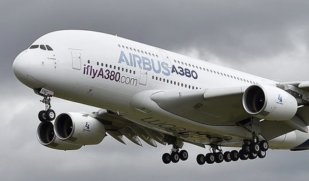 Der A380 kostet fast eine halbe Milliarde Euro. Airbus seinen Ku...