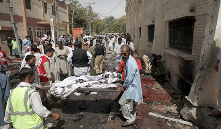 Freiwillige bergen in Quetta Tode und Verletzte (8.8.2016)