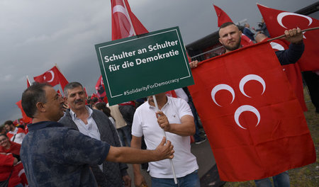 »Graue Wölfe« und Erdogan-Anhänger demonstrieren am 31. Juli in ...
