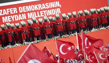 Ein Fahnenmeer und traditionelle Kostüme für Erdogan: Anhänger d...