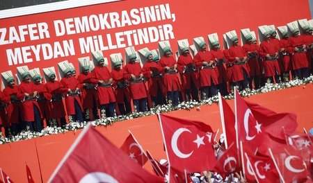 Ein Fahnenmeer und traditionelle Kostüme für Erdogan: Anhänger d...