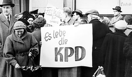 Adenauer ein Dorn im Auge: Protest am Rande des KPD-Verbotsproze...