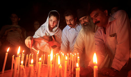 Mit Kerzen wird in Quetta an die Opfer des Attentats gedacht (8....