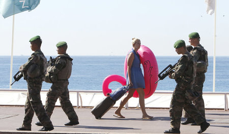 Einschränkung bürgerlicher Freiheiten: Französisches Militär pat...