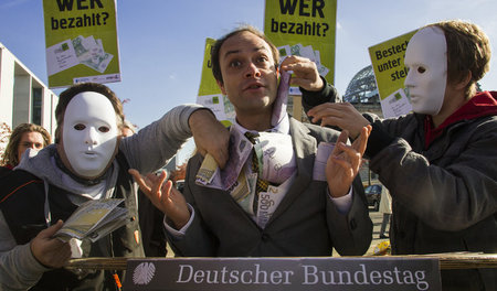 Protestaktion gegen Intransparenz bei den Abgeordneteneinkünften...