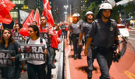 Seit’ an Seit’: Militärpolizisten eskortierten in São Paulo die ...