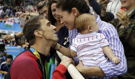 Kann sich wieder freuen: Goldjunge Michael Phelps mit seiner Ver...