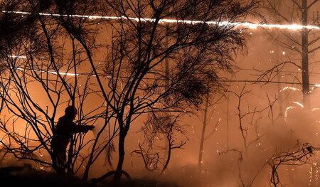 Wasser marsch: Sogar die elektrischen Leitungen glühen im Feuers...