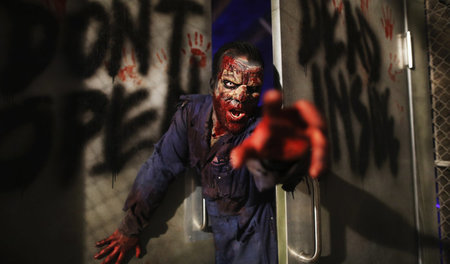 Kommt hier hier irgendjemand davon? »Halloween Horror Party« in ...