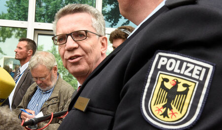 Unscheinbar hinter Uniformen: Innenminister Thomas de Maizière a...