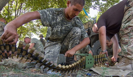 In Alarmbereitschaft: Ukrainische Soldaten machen sich nahe Mari...