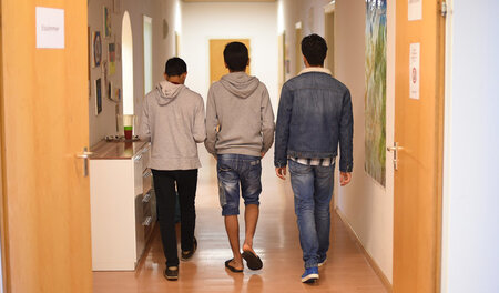 »Jugendliche Flüchtlinge müssten rein rechtlich in Einrichtungen...