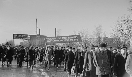 Protest gegen das drohende KPD-Verbot auf einer Demonstration vo...