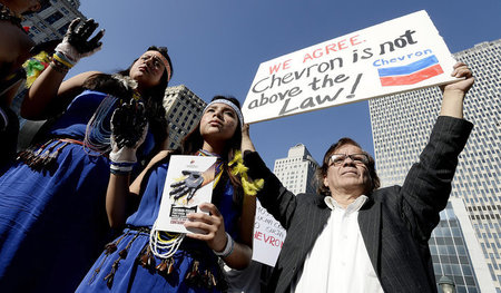 Bereits 2014 demonstrierten Ecuadorianer in New York dagegen, Ch... Bereits 2014 demonstrierten Ecuadorianer in New York dagegen, Ch...