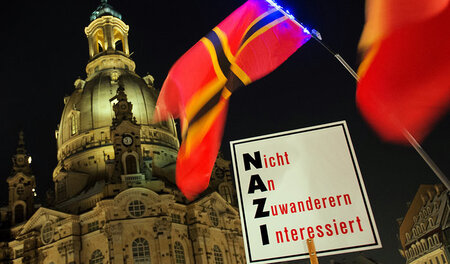 Pegida-Anhänger demonstrieren am 18. Januar 2016 vor der Frauenk... Pegida-Anhänger demonstrieren am 18. Januar 2016 vor der Frauenk...