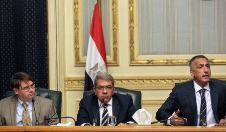 IWF-Verhandlungsführer Chris Jarvis (l.) mit Ägyptens Finanzmini...