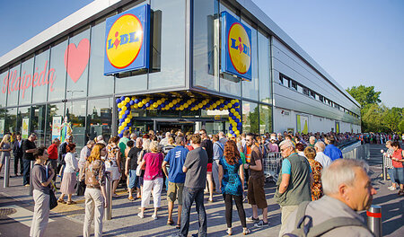 Warteschlange vor einer neu eröffneten Lidl-Filiale in der litau...