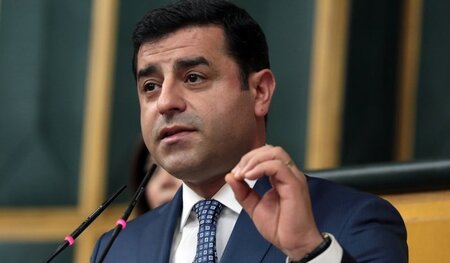 »Von der Politik der Gewalt und Waffen wegkommen«: Selahattin De... »Von der Politik der Gewalt und Waffen wegkommen«: Selahattin De...