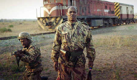 Viva o trem! António Nipita als Warlord in »Comboio de Sal e Açu... Viva o trem! António Nipita als Warlord in »Comboio de Sal e Açu...
