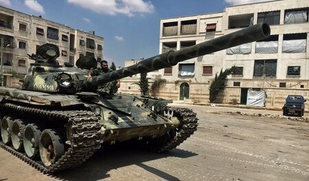 Im Südwesten von Aleppo am 13. August: Ein syrischer Soldat auf ... Im Südwesten von Aleppo am 13. August: Ein syrischer Soldat auf ...