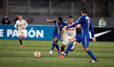 Lässt in der Copa nichts anbrennen: Emelecs Angel Mena im Duelle... Lässt in der Copa nichts anbrennen: Emelecs Angel Mena im Duelle...