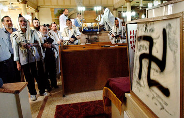 Hakenkreuzschmierereien in der Großen Synagoge von Petach Tikva ... Hakenkreuzschmierereien in der Großen Synagoge von Petach Tikva ...