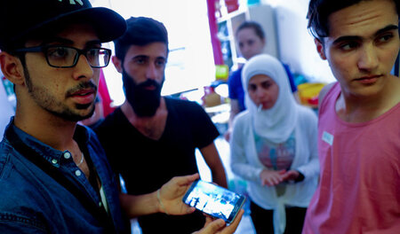 Syrische Flüchtlinge in Berlin bei der Hilfsorganisation »Moabit... Syrische Flüchtlinge in Berlin bei der Hilfsorganisation »Moabit...