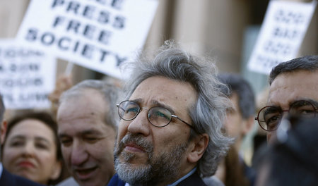 Can Dündar hat angekündigt, vorerst nicht in die Türkei zurückzu... Can Dündar hat angekündigt, vorerst nicht in die Türkei zurückzu...