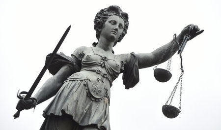 Ideal der Gerechtigkeit: die römische Göttin Justitia. Die Schär... Ideal der Gerechtigkeit: die römische Göttin Justitia. Die Schär...