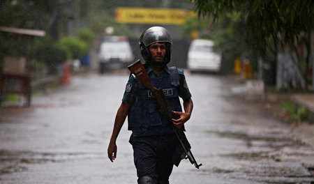 Polizeipatrouille in Bangladeschs Hauptstadt Dhaka nach dem blut... Polizeipatrouille in Bangladeschs Hauptstadt Dhaka nach dem blut...