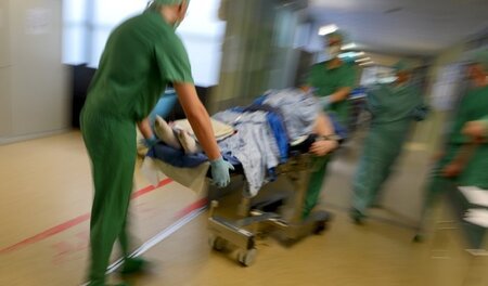 An Pflegefachkräften mangelt es in den Kliniken An Pflegefachkräften mangelt es in den Kliniken