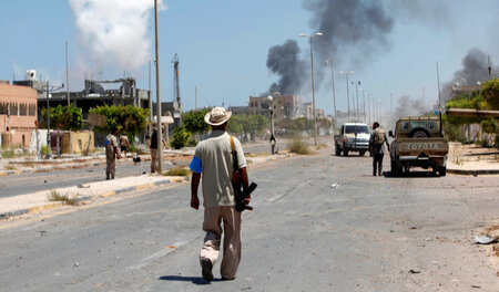 Kampf um Bezirk zwei: Sirte während eines Gefechts zwischen IS-K... Kampf um Bezirk zwei: Sirte während eines Gefechts zwischen IS-K...