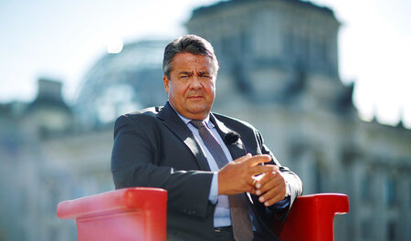 Der SPD-Chef Sigmar Gabriel vor dem Reichstag (7. August 2016) Der SPD-Chef Sigmar Gabriel vor dem Reichstag (7. August 2016)
