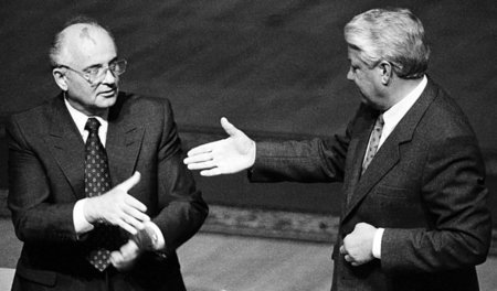 Kein Handschlag, sondern herrische Geste: Michail Gorbatschow (l...
