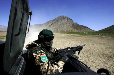 Nahe Bagram bei Kabul: Bundeswehrsoldat; April 2007 Nahe Bagram bei Kabul: Bundeswehrsoldat; April 2007