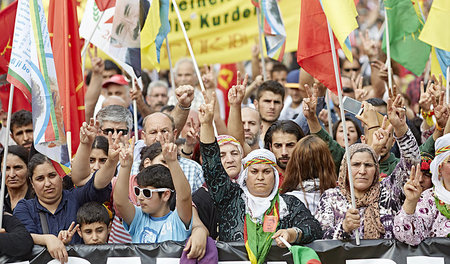 Demonstration von rund 8.000 Kurden am 8. August 2015 gegen die ... Demonstration von rund 8.000 Kurden am 8. August 2015 gegen die ...