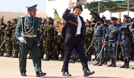 Feierliche Eröffnung: Evo Morales begrüßt die Kadetten der »Gene... Feierliche Eröffnung: Evo Morales begrüßt die Kadetten der »Gene...