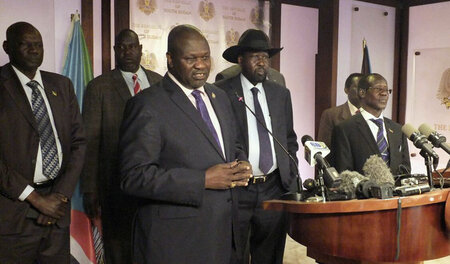 Bild aus vergangenen Tagen: Riek Machar (links) mit dem südsudan... Bild aus vergangenen Tagen: Riek Machar (links) mit dem südsudan...