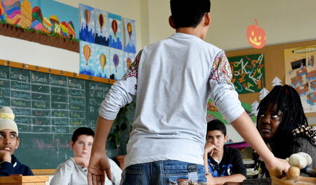 Schüler in einer Intensivklasse für Flüchtlinge in Frankfurt am ... Schüler in einer Intensivklasse für Flüchtlinge in Frankfurt am ...