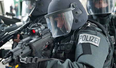 Spezialeinsatzkommando simuliert am 29.11.2012 in Frankfurt am M... Spezialeinsatzkommando simuliert am 29.11.2012 in Frankfurt am M...