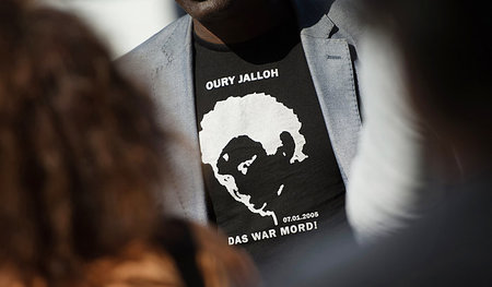 T-Shirt der Initiative in Gedenken an Oury Jalloh e.V., 18. Augu...