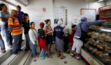 Künstliche Verknappung: In Venezuela bilden sich vor Bäckerei ma...