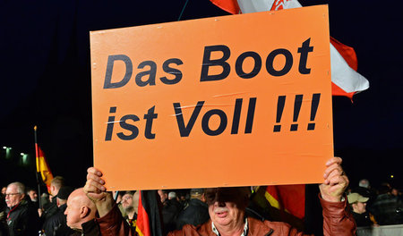Wie den dummen Sprüchen begegnen? Laut Hamburger Linkspartei so:...