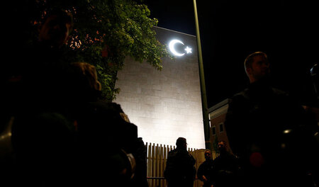 Polizisten stehen vor der türkischen Botschaft in Berlin (16. Ju...