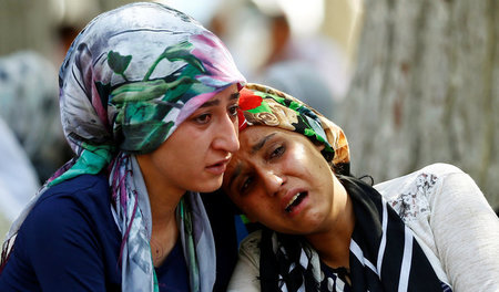 Attentat auf Kurden: Zwei Frauen trauern am Sonntag vor einem Kr...
