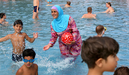 Frau mit »Burkini« im Freibad in Berlin, 20. August 2016