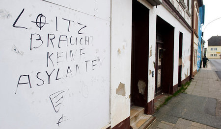 »Loitz braucht keine Asylanten«, schmierten die Neofaschisten an...